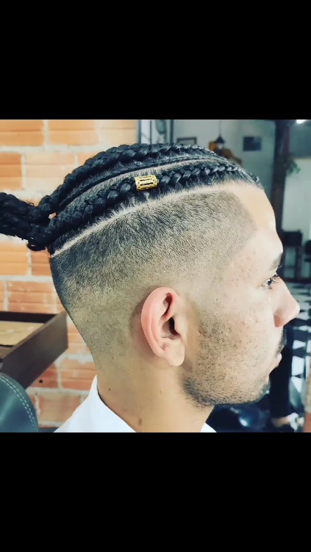 Trança com fade nas laterais feita na barbearia