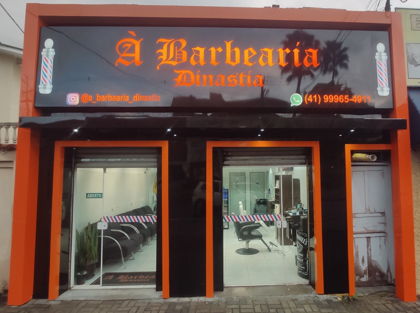 Fachada da Barbearia Dinastia no Juvevê durante o dia